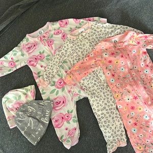 Gerber Girl 3-PC with Caps Sleep n Play Pajamas